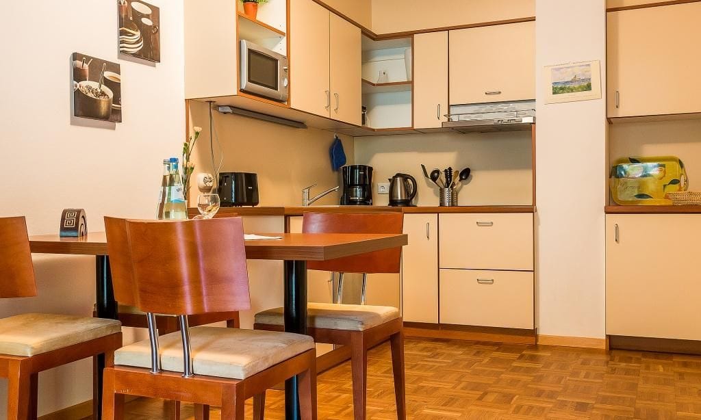 Moderne Küche mit Essbereich und Ausstattung