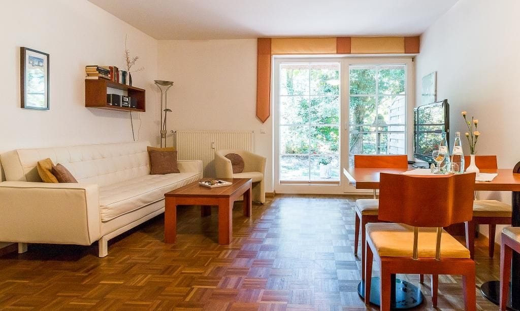 Helles Wohnzimmer mit Sofa und Esstisch