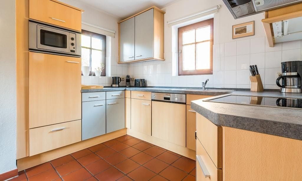Moderne Küche mit Holzschränken und Geräten