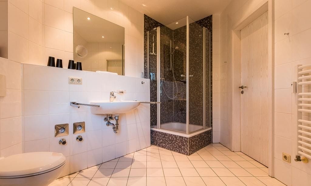 Modernes Badezimmer mit Dusche und Waschbecken