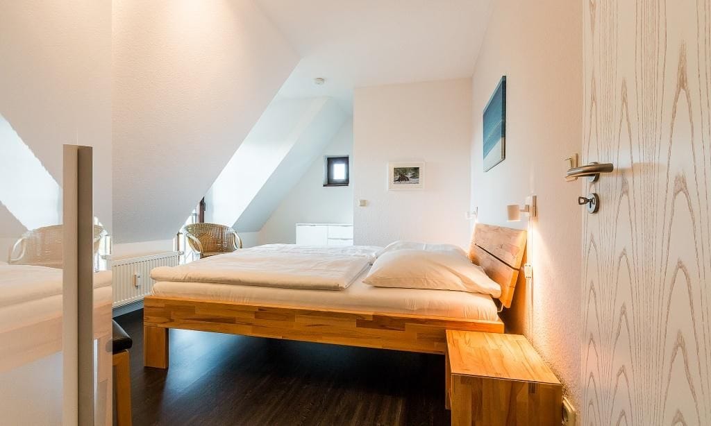 Gemütliches Schlafzimmer mit Doppelbett und modernem Design