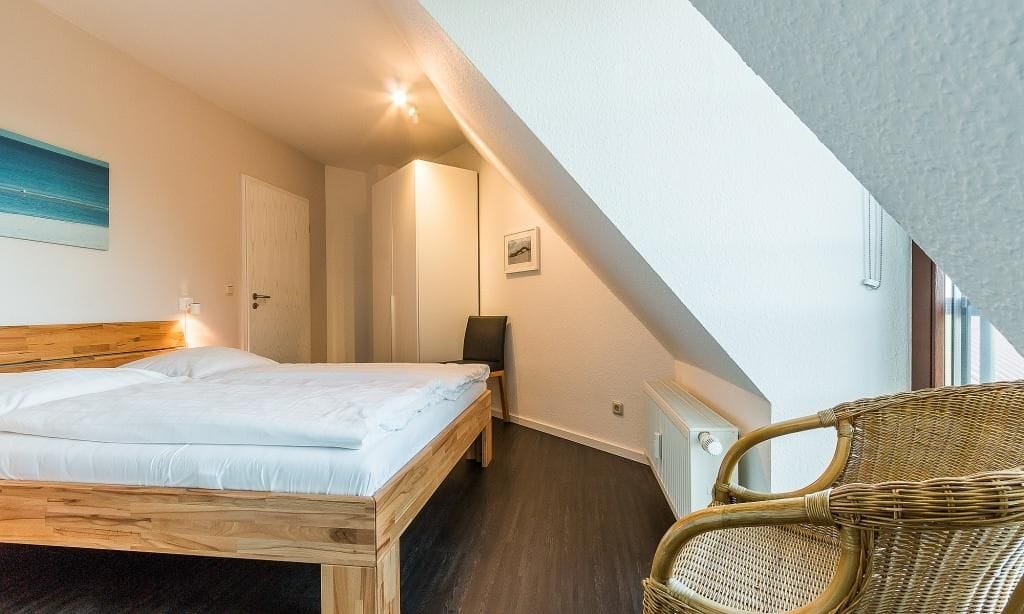 Helles Schlafzimmer mit Doppelbett