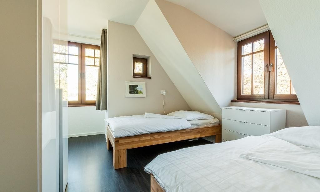 Schlafzimmer mit Einzelbetten und Fenster