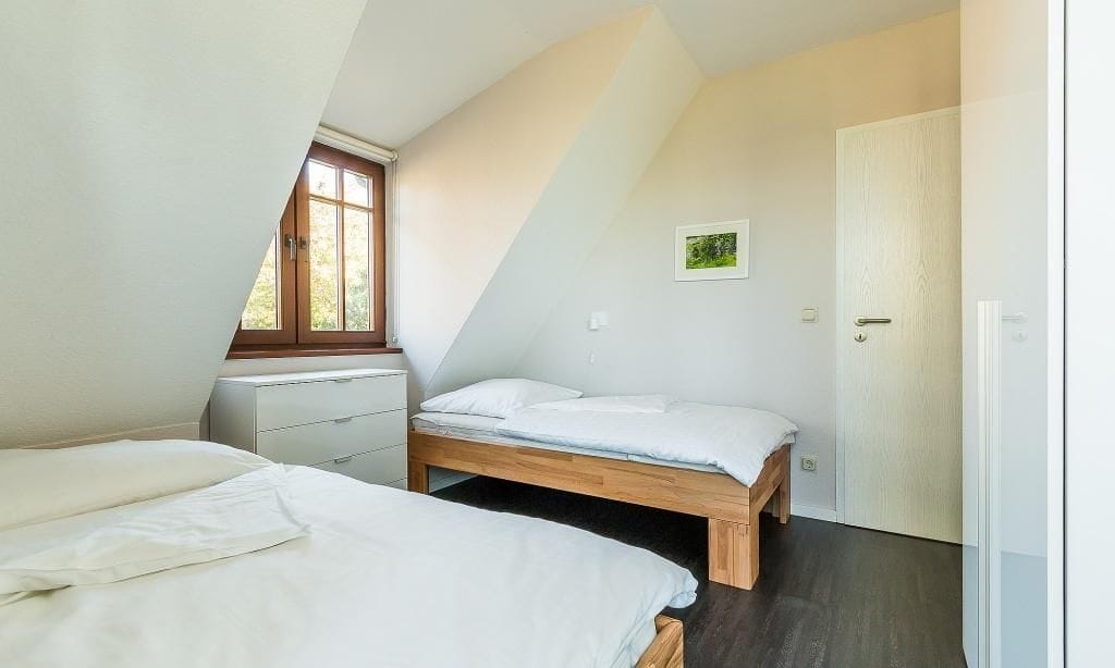 Schlafzimmer mit zwei Einzelbetten und Fenster
