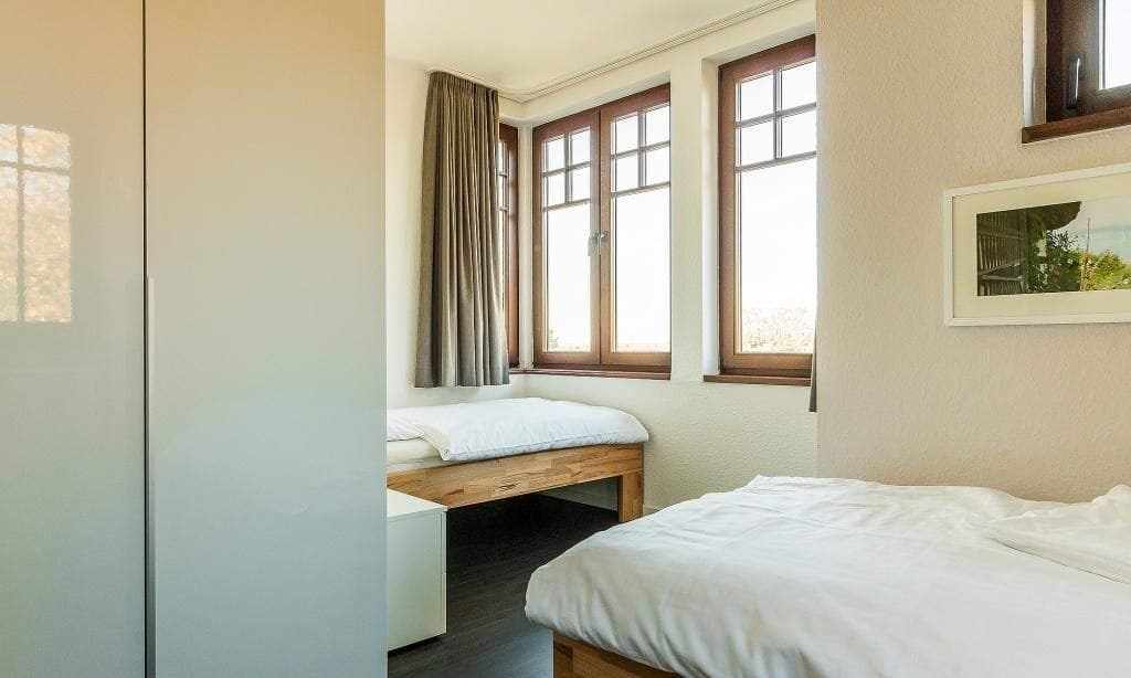 Helles Schlafzimmer mit zwei Einzelbetten