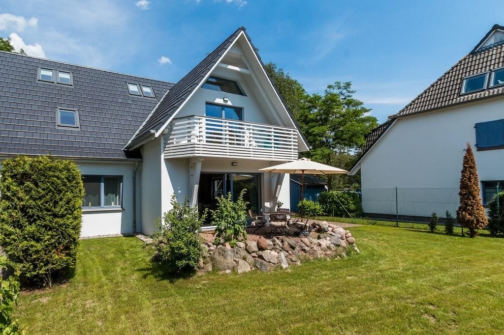 Moderne Hausfassade mit Garten und Balkon