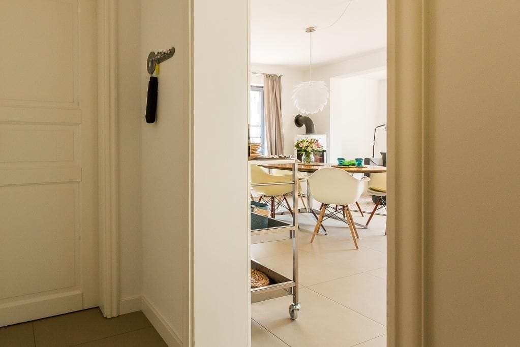 Moderne Küche mit Esstisch