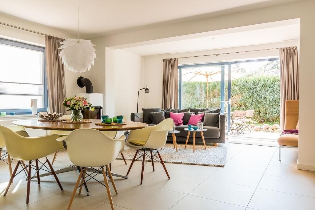 Gemütliches Wohnzimmer mit Esstisch und Sofa