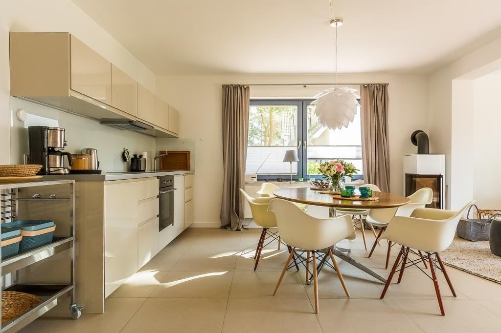 Moderne Küche mit Esstisch und Fenster