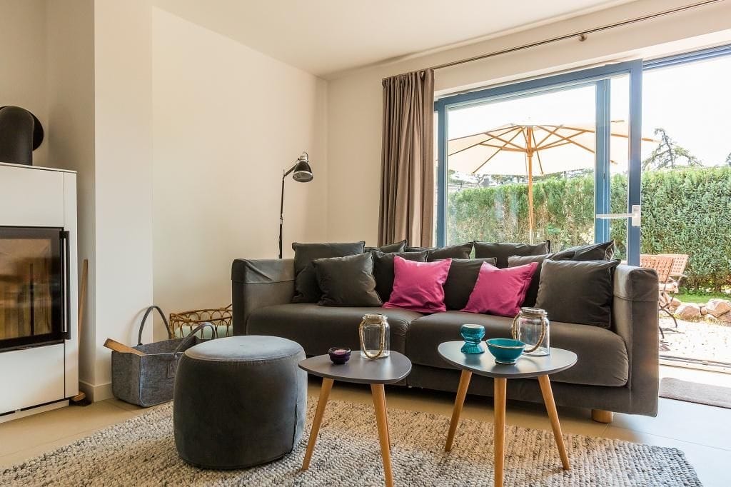 Gemütlicher Wohnbereich mit Zugang zur Terrasse