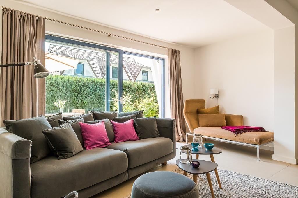 Heller Wohnraum mit Sofa und Sessel