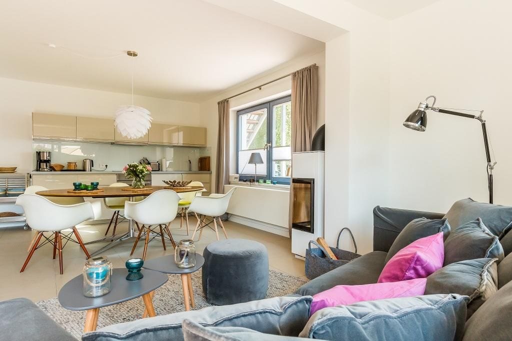 Heller Wohnraum mit modernem Design