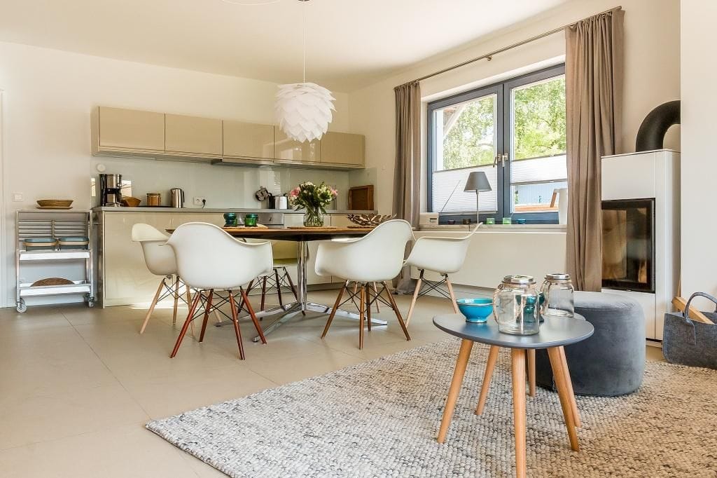 Moderne Küche mit Esstisch und Tageslicht