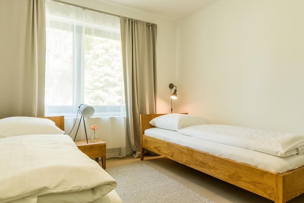 Schlafzimmer mit Einzelbetten und Fenster