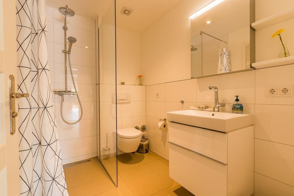 Modernes Badezimmer mit Dusche und Waschbecken