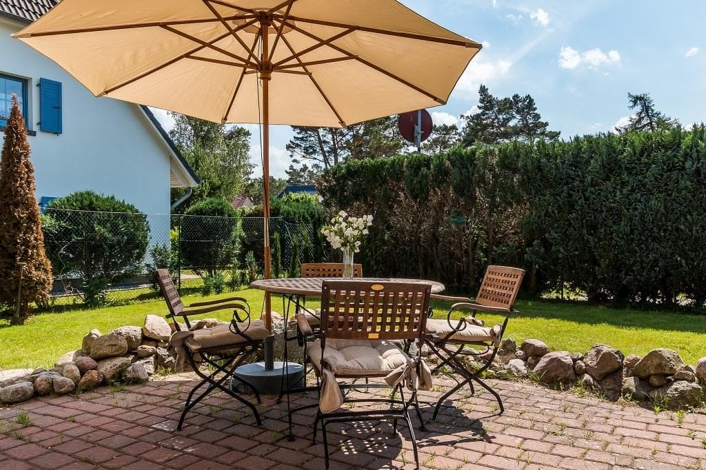 Terrasse mit Tisch und Sonnenschirm