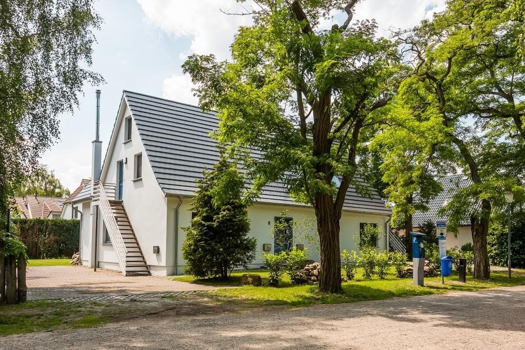 Außenansicht eines Hauses mit Garten