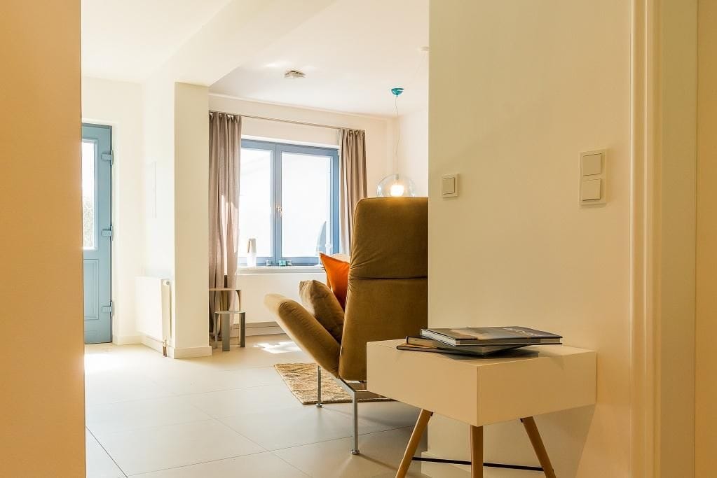 Helles Wohnzimmer mit gemütlichem Stuhl