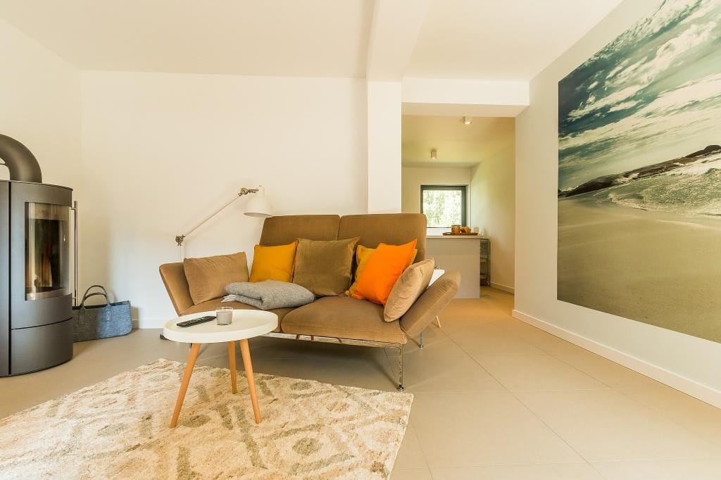 Gemütlicher Wohnraum mit Sofa und Kamin