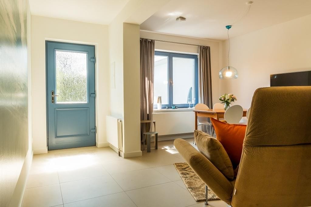 Helles Wohnzimmer mit Tisch und Stuhl
