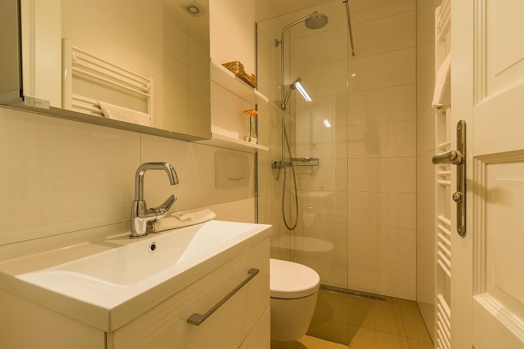 Modernes Badezimmer mit Dusche und Waschbecken