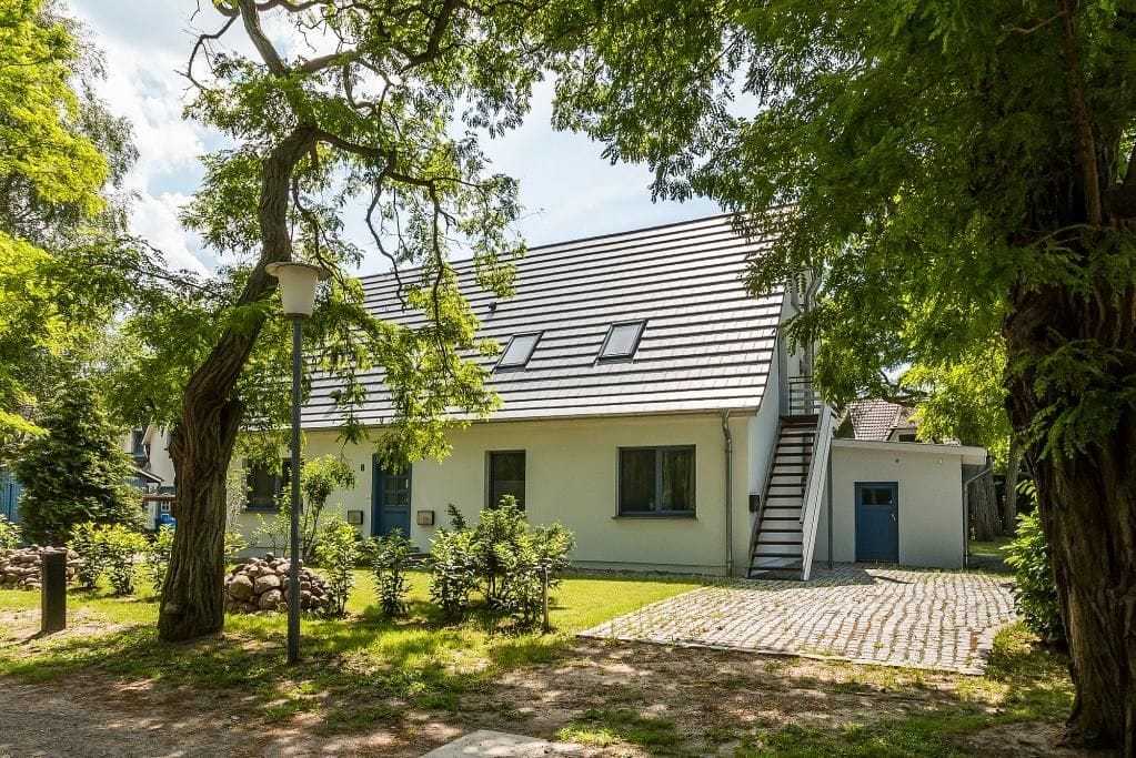 Moderne Außenansicht eines Hauses mit Garten