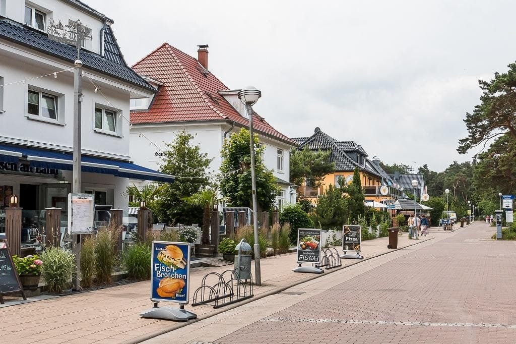 Straßenansicht mit Gebäuden und Werbeschildern