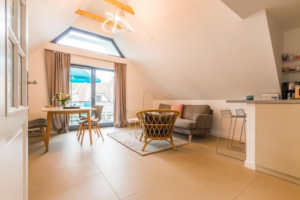 Helles Wohnzimmer mit Sofa und Esstisch