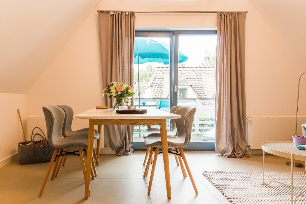 Essbereich mit Zugang zum Balkon