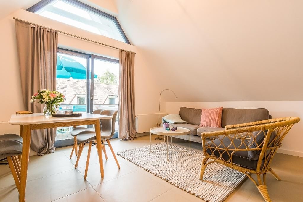 Heller Wohnbereich mit modernem Design