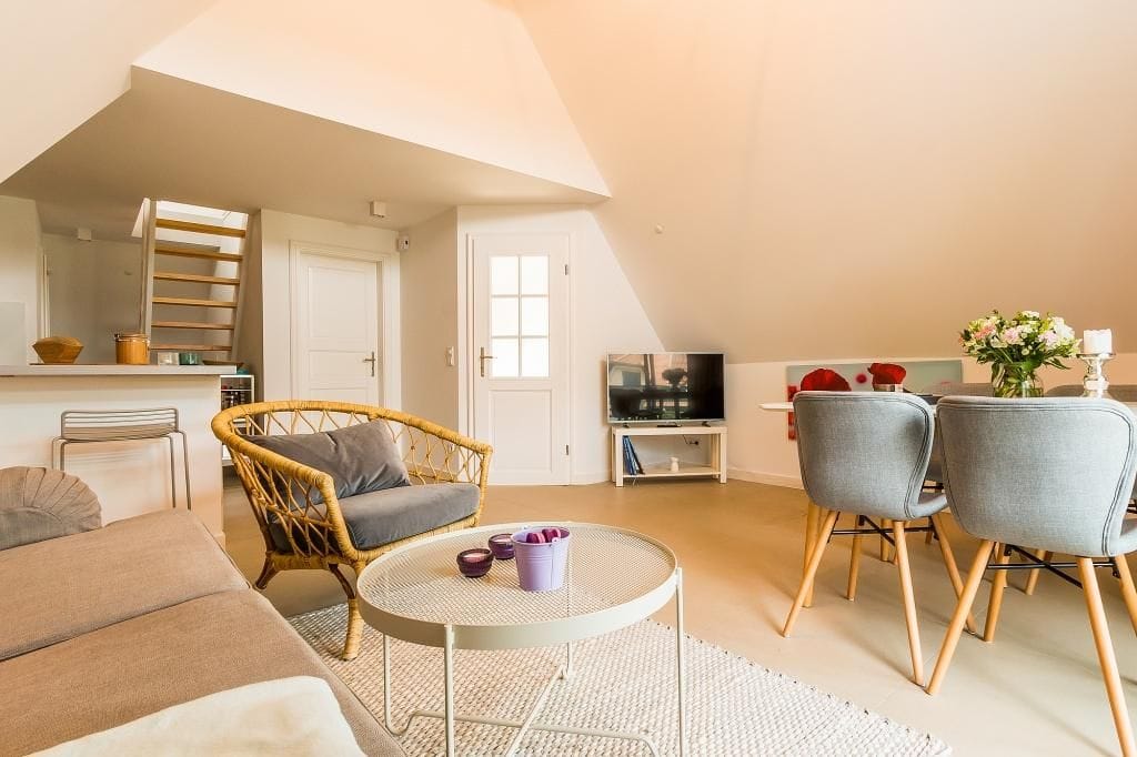 Helles Wohnzimmer mit Sofa und Esstisch
