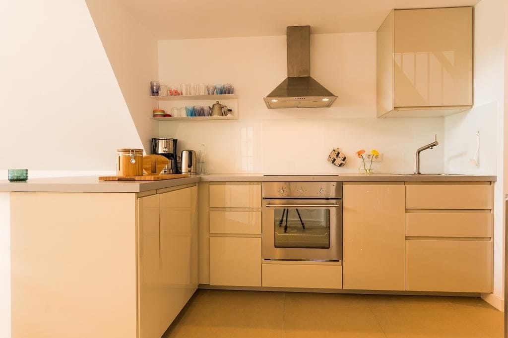 Moderne Küche mit Kochfeld und Backofen