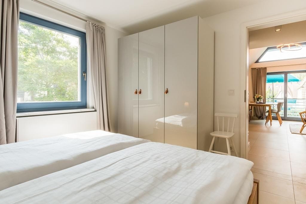 Schlafzimmer mit Einzelbetten und Fenster