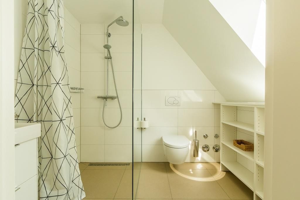 Modernes Badezimmer mit Dusche und Toilette