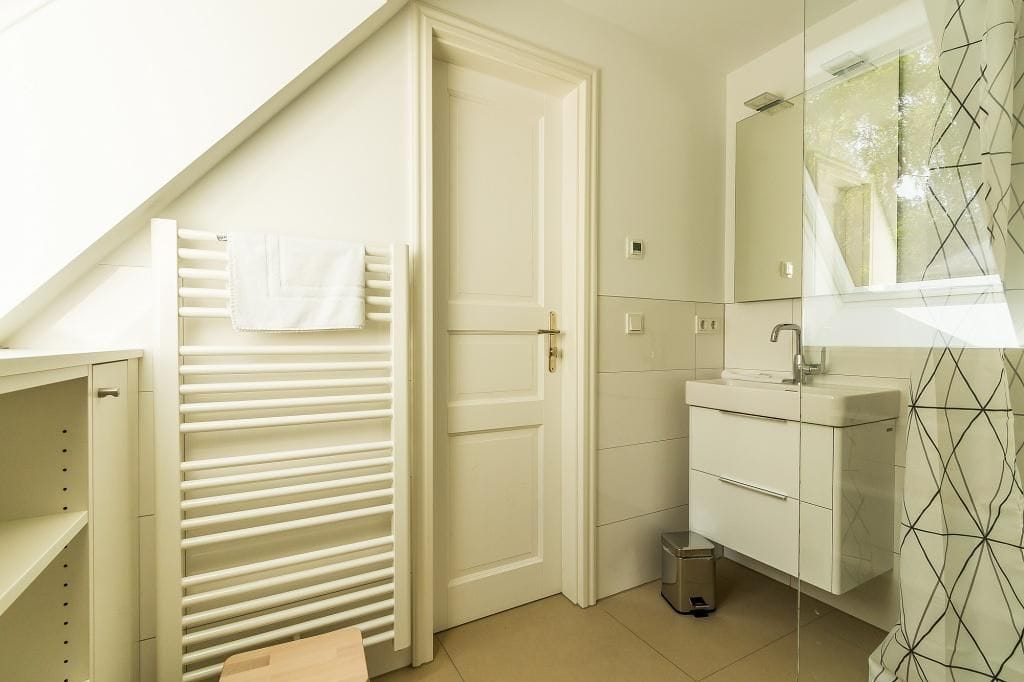 Modernes Badezimmer mit Dusche und Waschbecken
