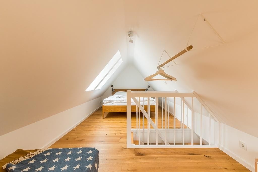 Helles Schlafzimmer mit Dachfenstern