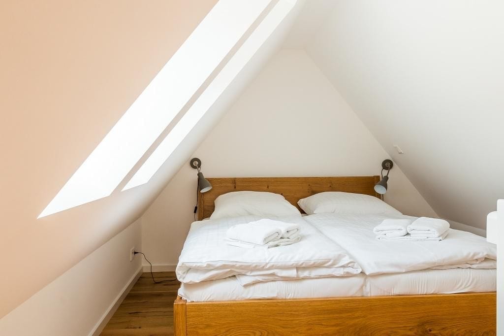 Schlafzimmer mit Doppelbett und Nachttischen.