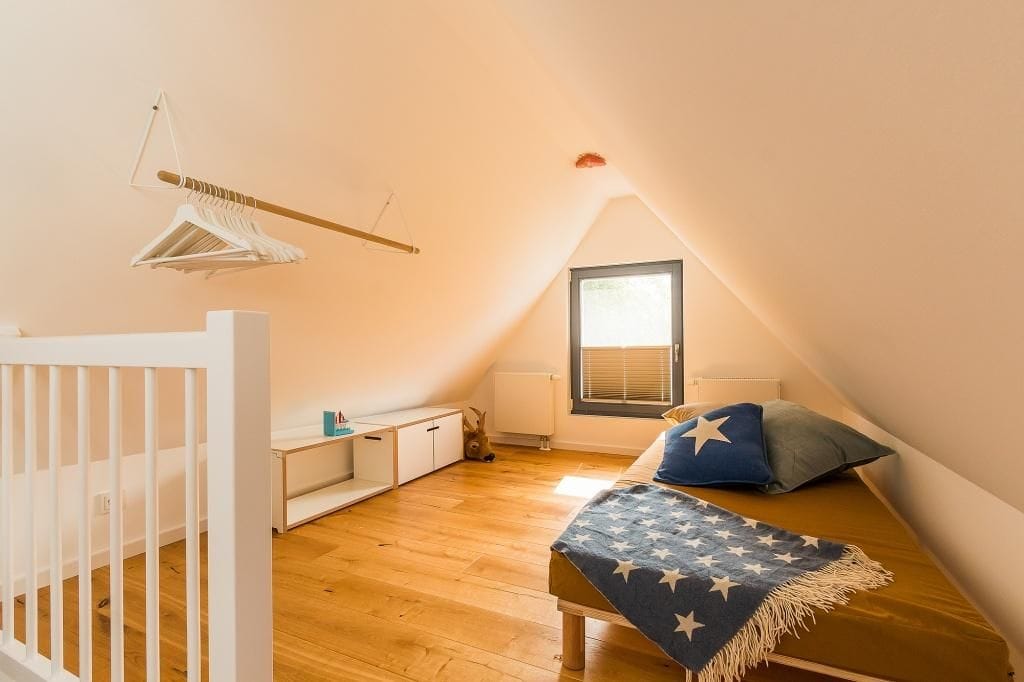 Schlafzimmer mit Dachschräge und Einzelbett