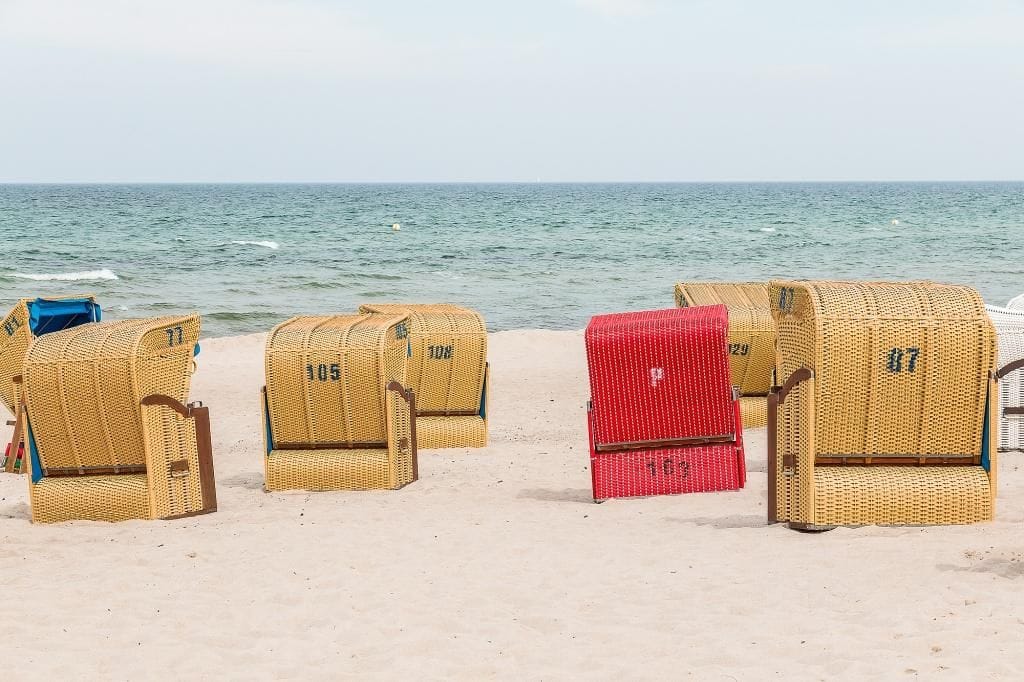 Strand mit Liegen und Meer