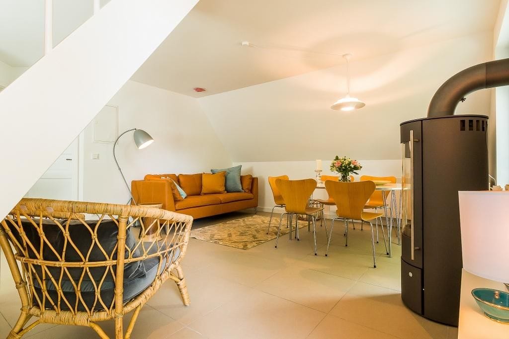 Modernes Wohnzimmer mit Sofa und Essbereich