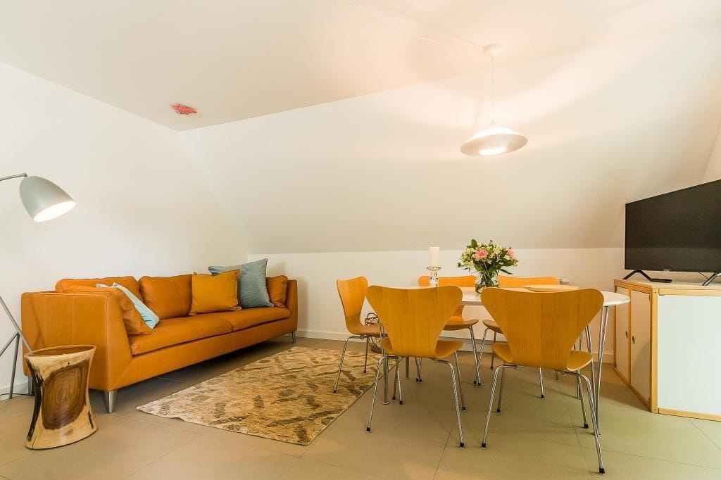 Wohnzimmer mit Sofa und Esstisch