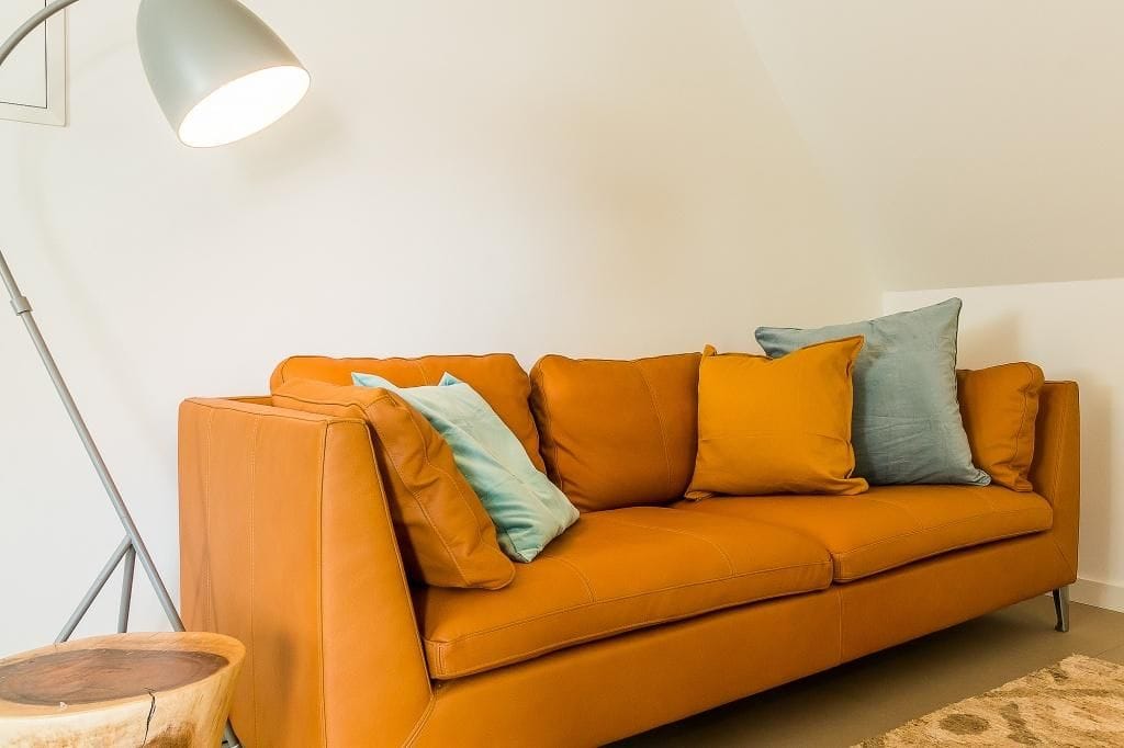 Wohnzimmer mit Sofa und bunten Kissen