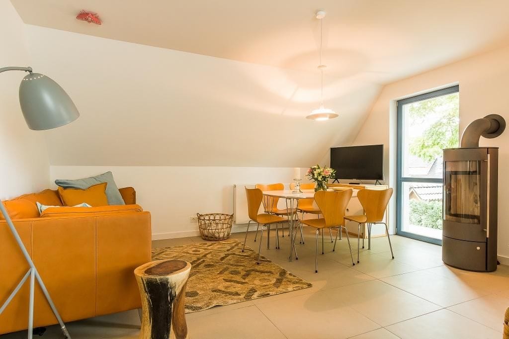 Wohnzimmer mit modernem Design und Esstisch