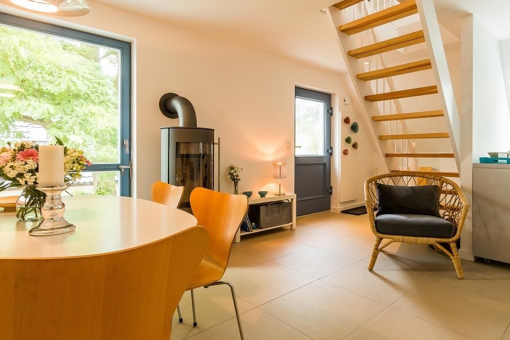 Gemütliches Wohnzimmer mit Esstisch und Sesseln