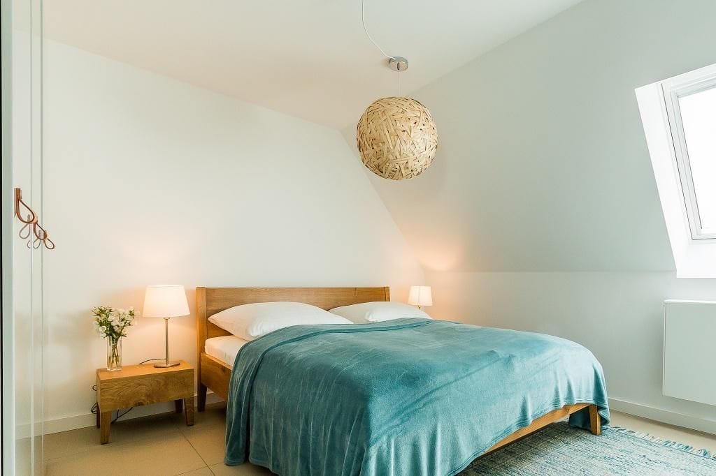 Schlafzimmer mit Doppelbett und Nachttischen