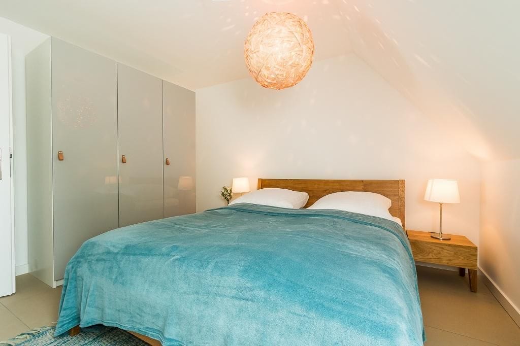Schlafzimmer mit Doppelbett und stilvollen Nachttischen