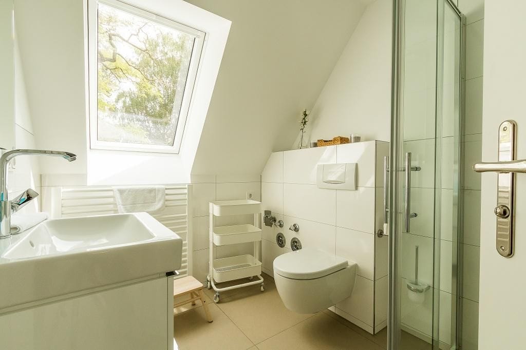Modernes Badezimmer mit Dusche und Fenster