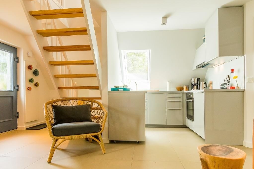 Moderne Küche mit Blick auf die Treppe