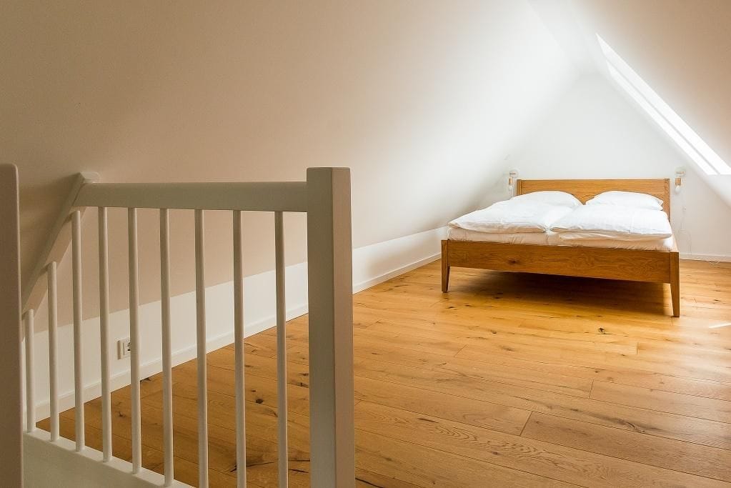 Helles Schlafzimmer mit Holzfußboden
