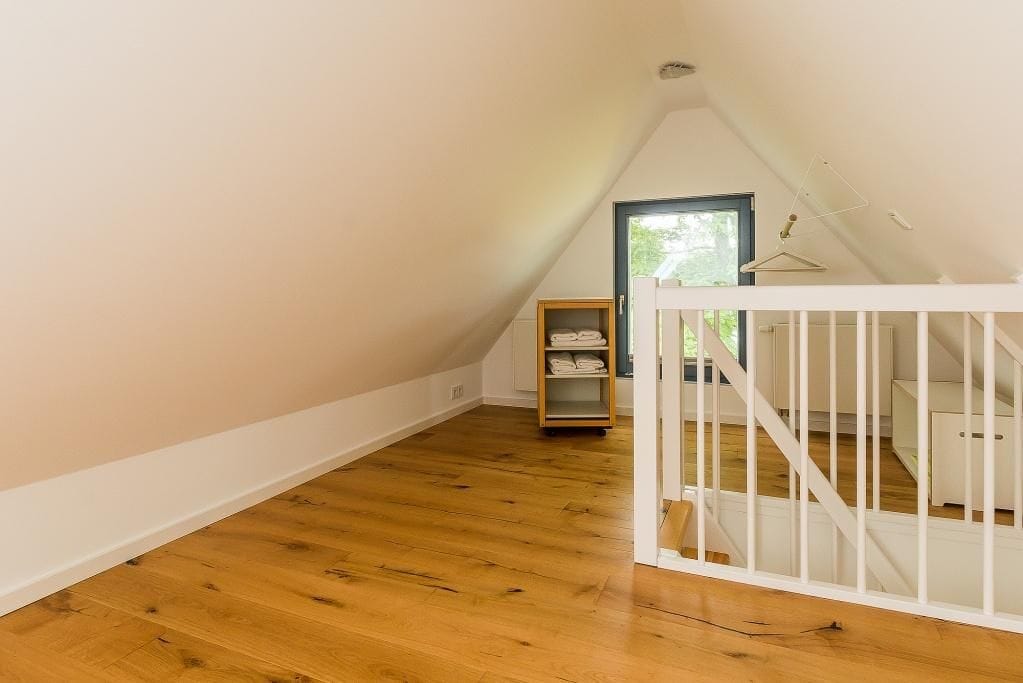 Dachboden mit Fenster und Holzfußboden